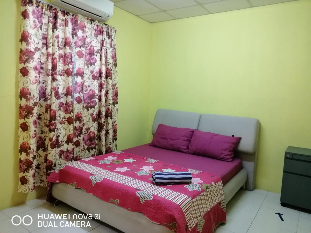 Layla Inn Batu Pahat Extérieur photo