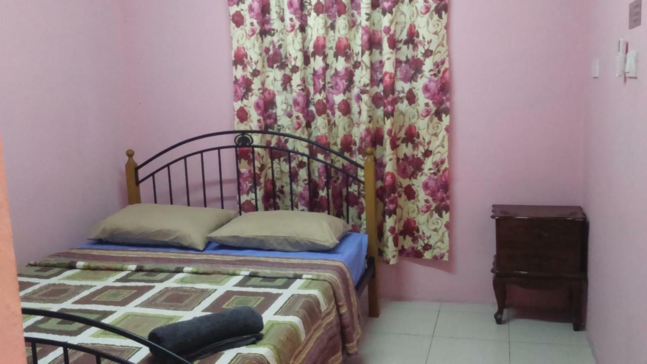 Layla Inn Batu Pahat Extérieur photo