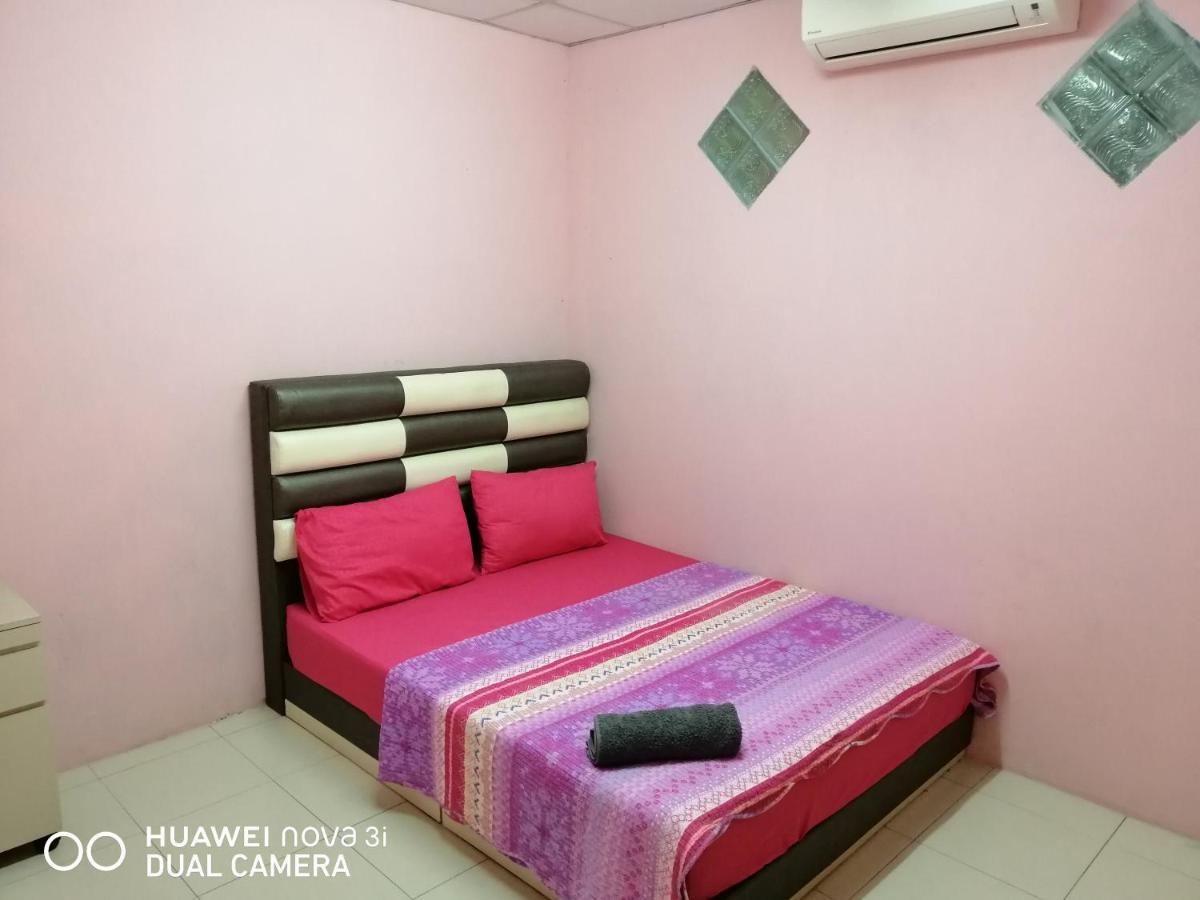 Layla Inn Batu Pahat Extérieur photo