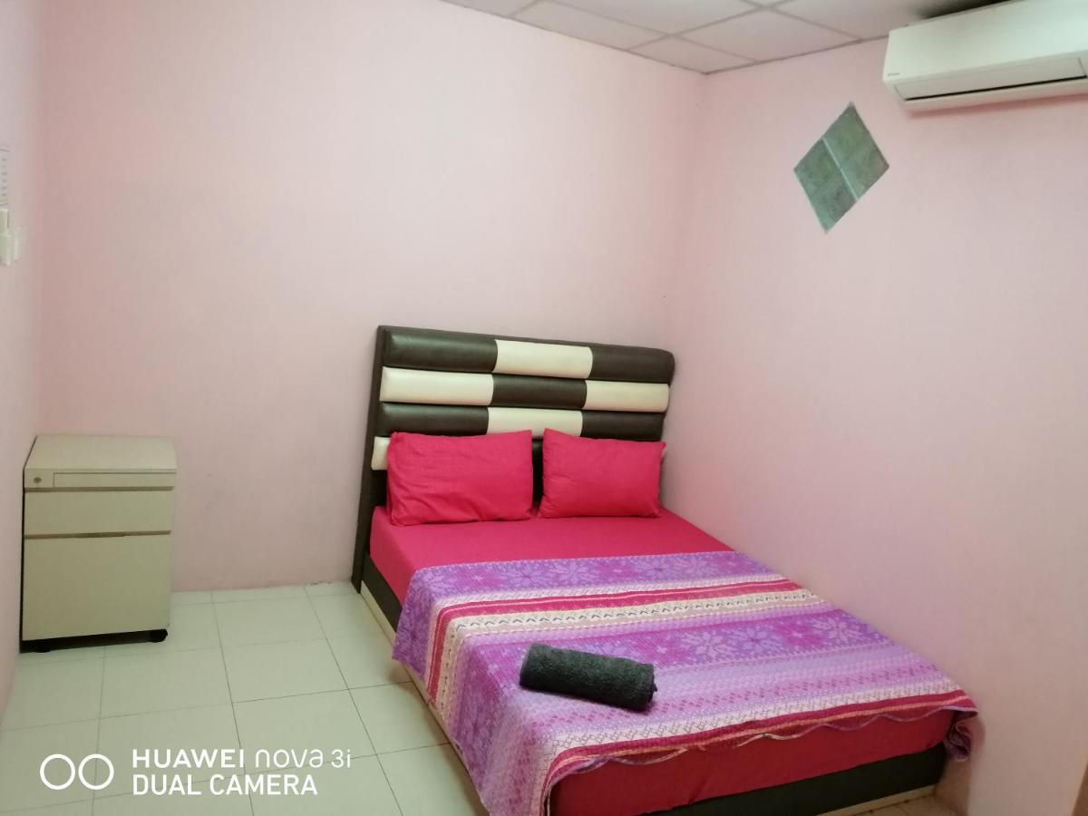 Layla Inn Batu Pahat Extérieur photo
