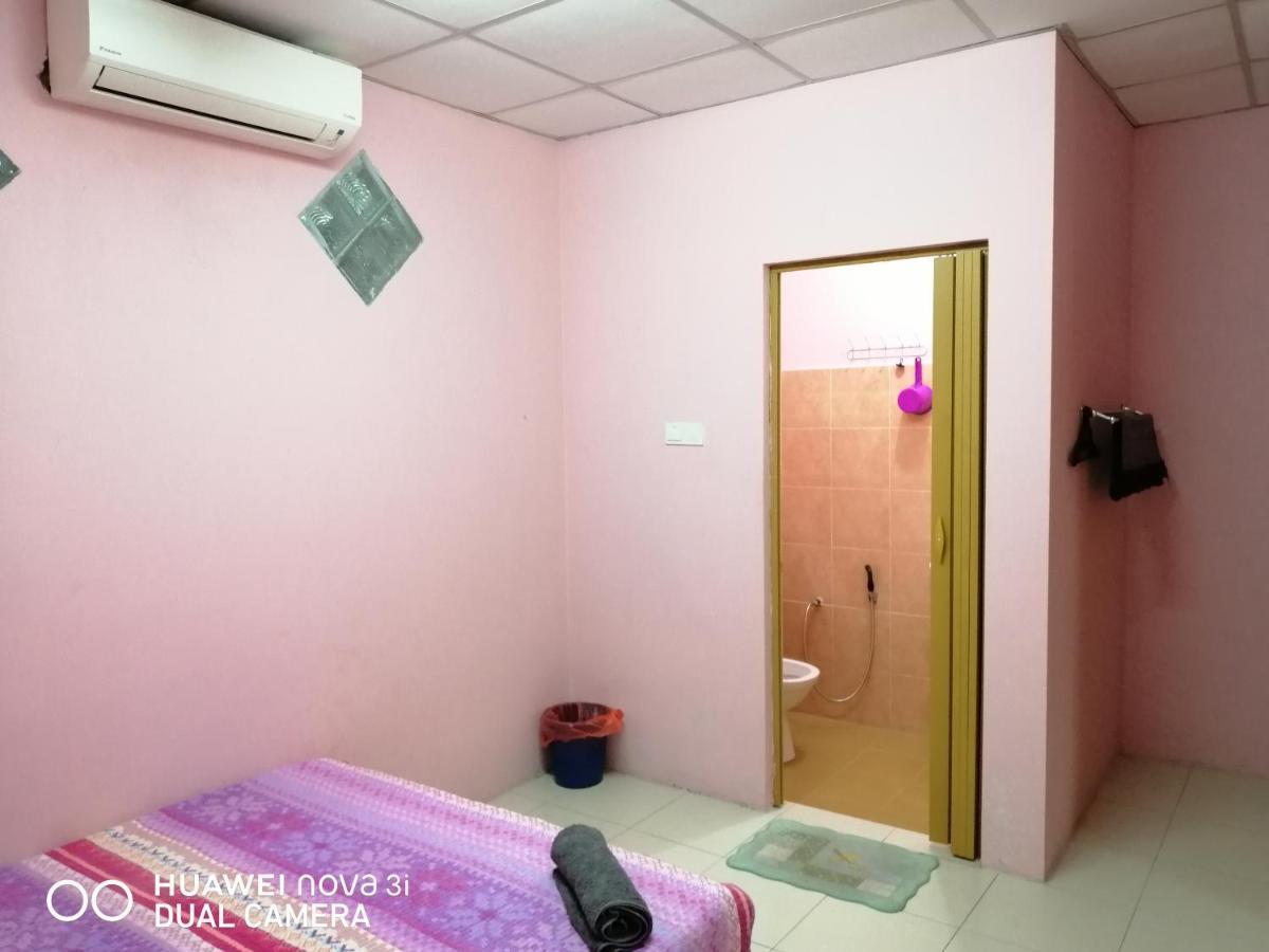 Layla Inn Batu Pahat Extérieur photo